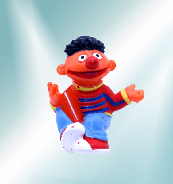 123 Sesame Street (Sesamstrasse) PVC Stiftekrabbler Figur "Ernie" von Bullyland